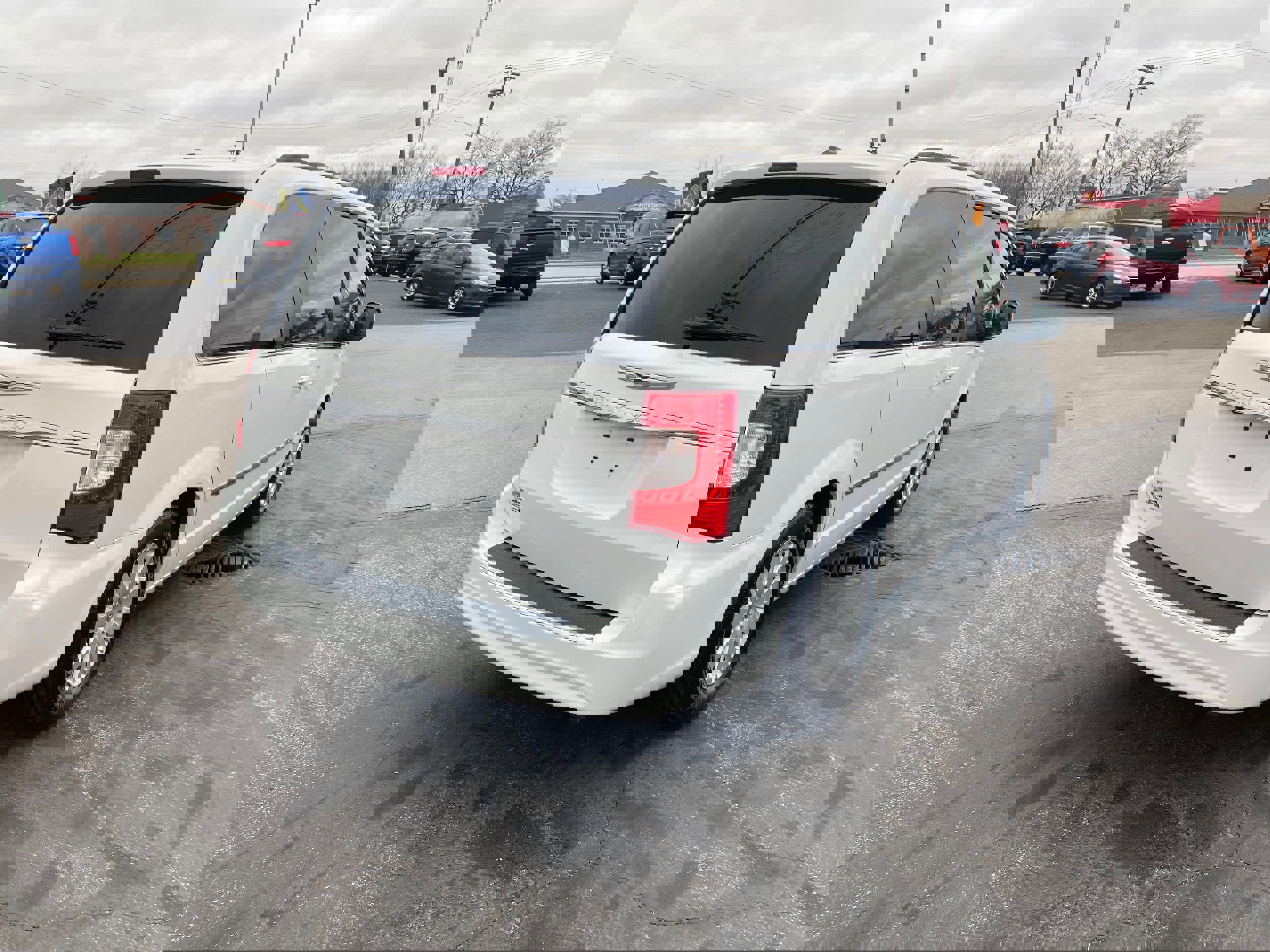 Used 2014 Chrysler Town & Country Touring image 5