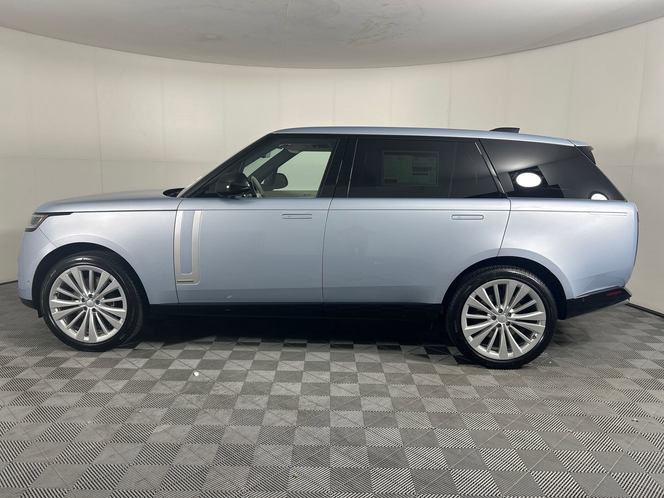 New 2025 Land Rover Range Rover Long Wheelbase Autobiography image 2