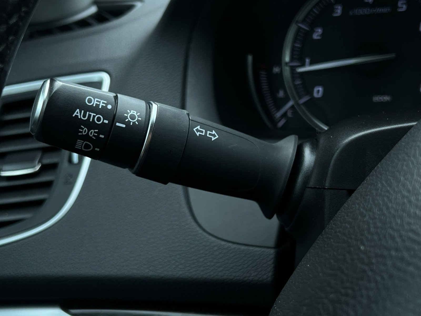 Used 2015 Acura TLX w/ Technology Package FWD image 35