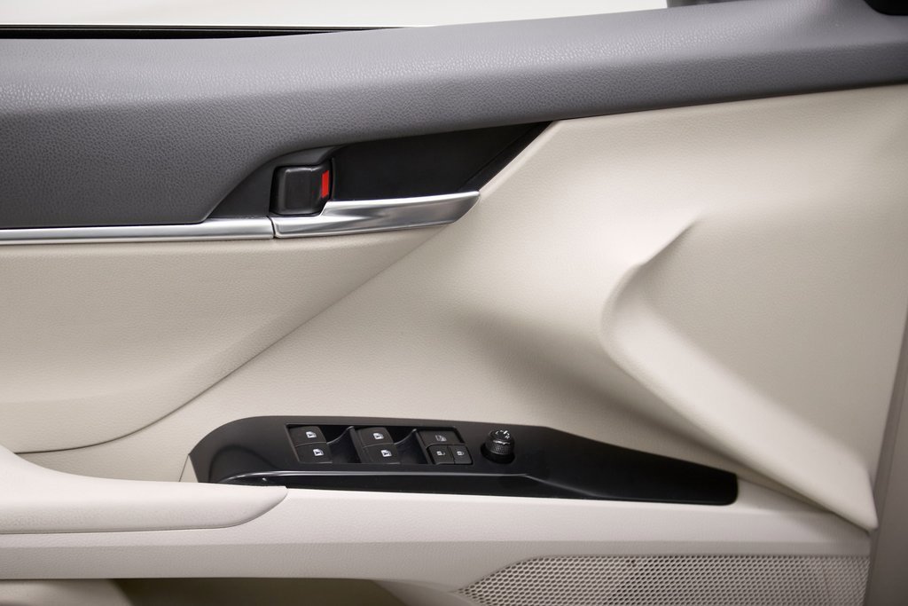 Used 2018 Toyota Camry LE image 11