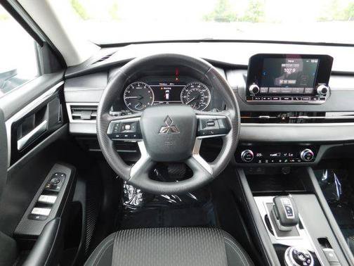 Used 2024 Mitsubishi Outlander ES AWD/4WD image 13