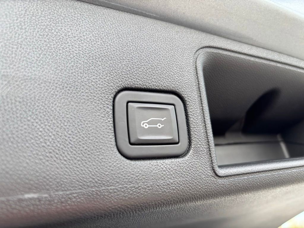 Used 2023 GMC Terrain SLE w/ Driver Convenience Package FWD image 21