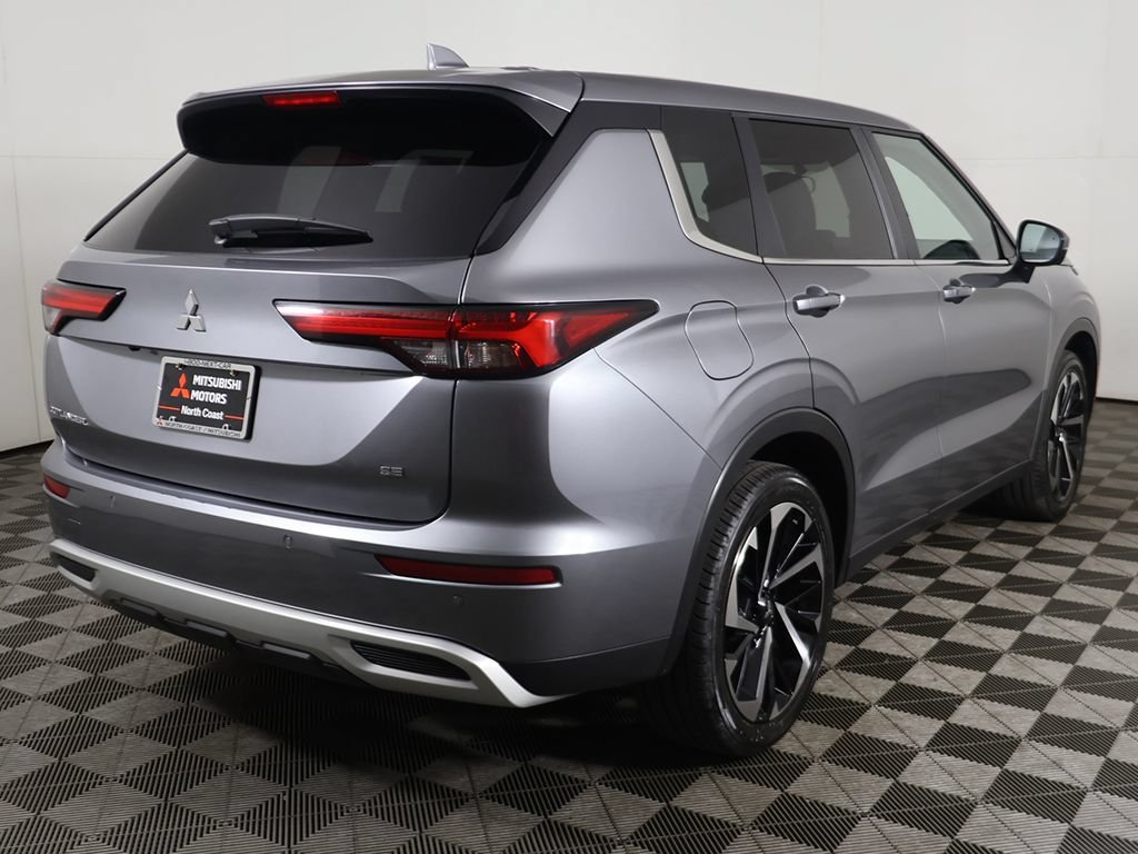 Used 2024 Mitsubishi Outlander SE Black Edition FWD image 11
