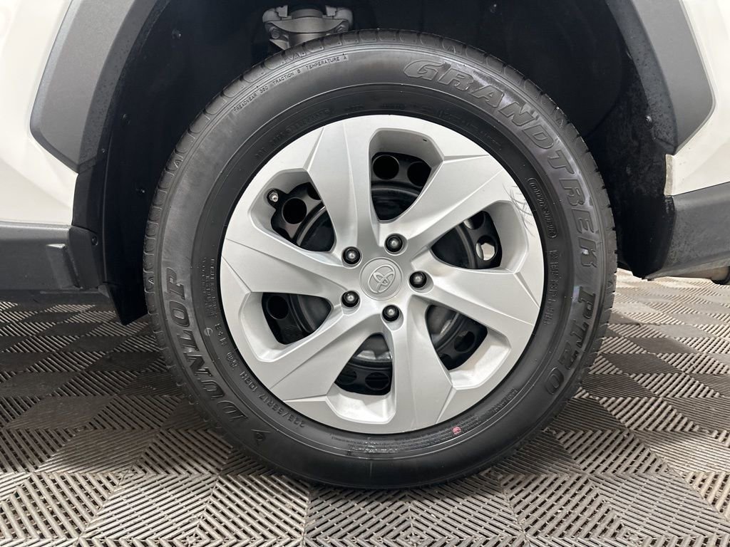 Used 2024 Toyota RAV4 LE image 31