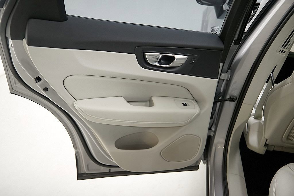 Certified 2024 Volvo XC60 T8 Ultimate w/ Protection Package Premier image 20