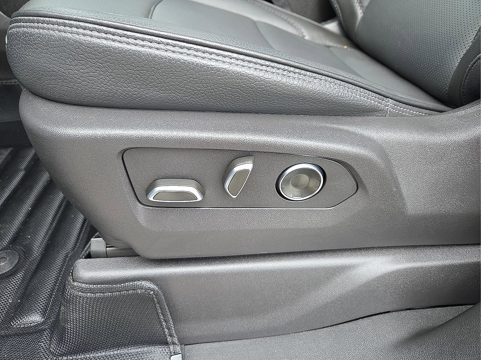 Used 2024 GMC Sierra 3500 Denali w/ Technology Package image 14