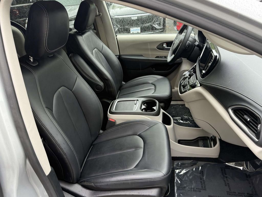Used 2024 Chrysler Pacifica Select FWD image 9