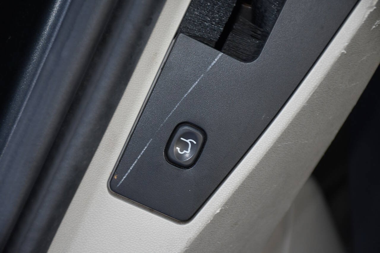 Used 2015 Chrysler Town & Country Touring-L w/ Driver Convenience Group FWD image 23