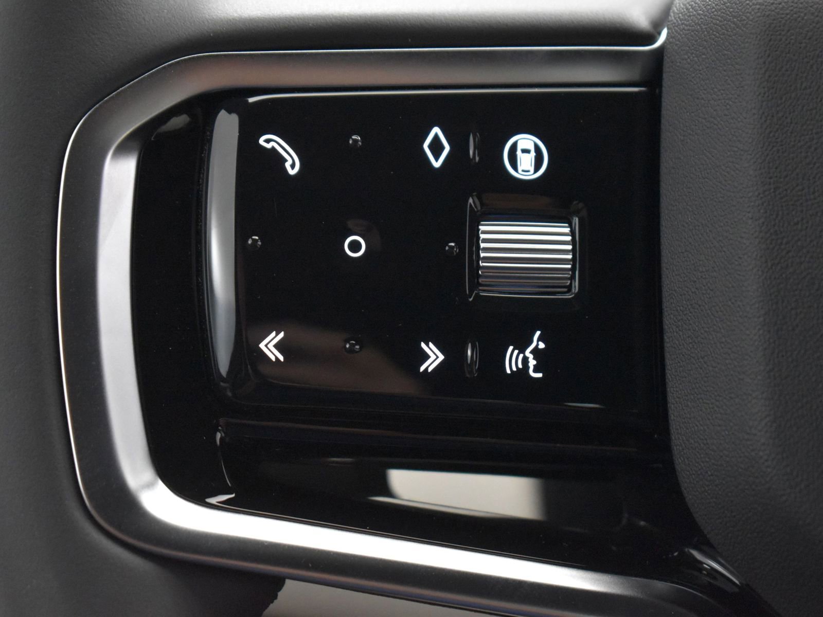 New 2024 Land Rover Discovery Sport Dynamic SE image 18