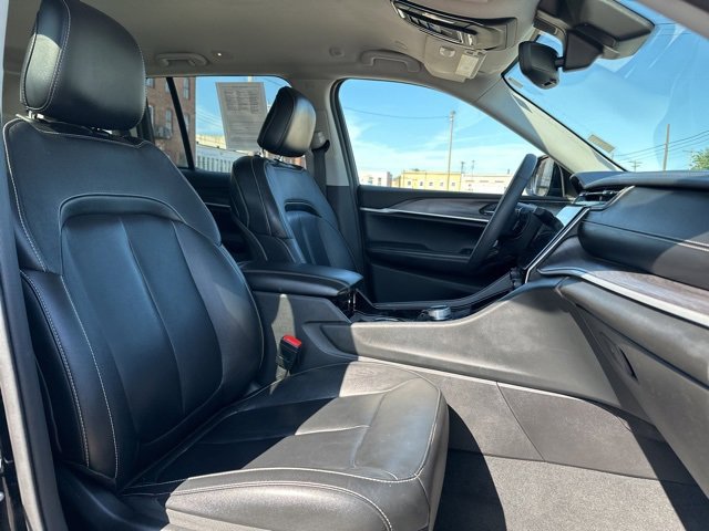 Used 2023 Jeep Grand Cherokee Limited w/ Black Appearance Package image 19