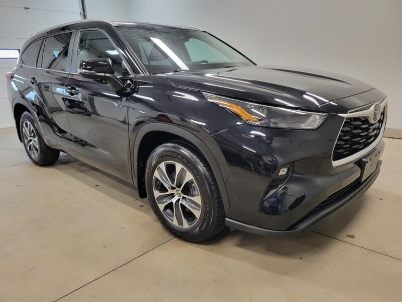 Used 2024 Toyota Highlander XLE AWD/4WD image 12