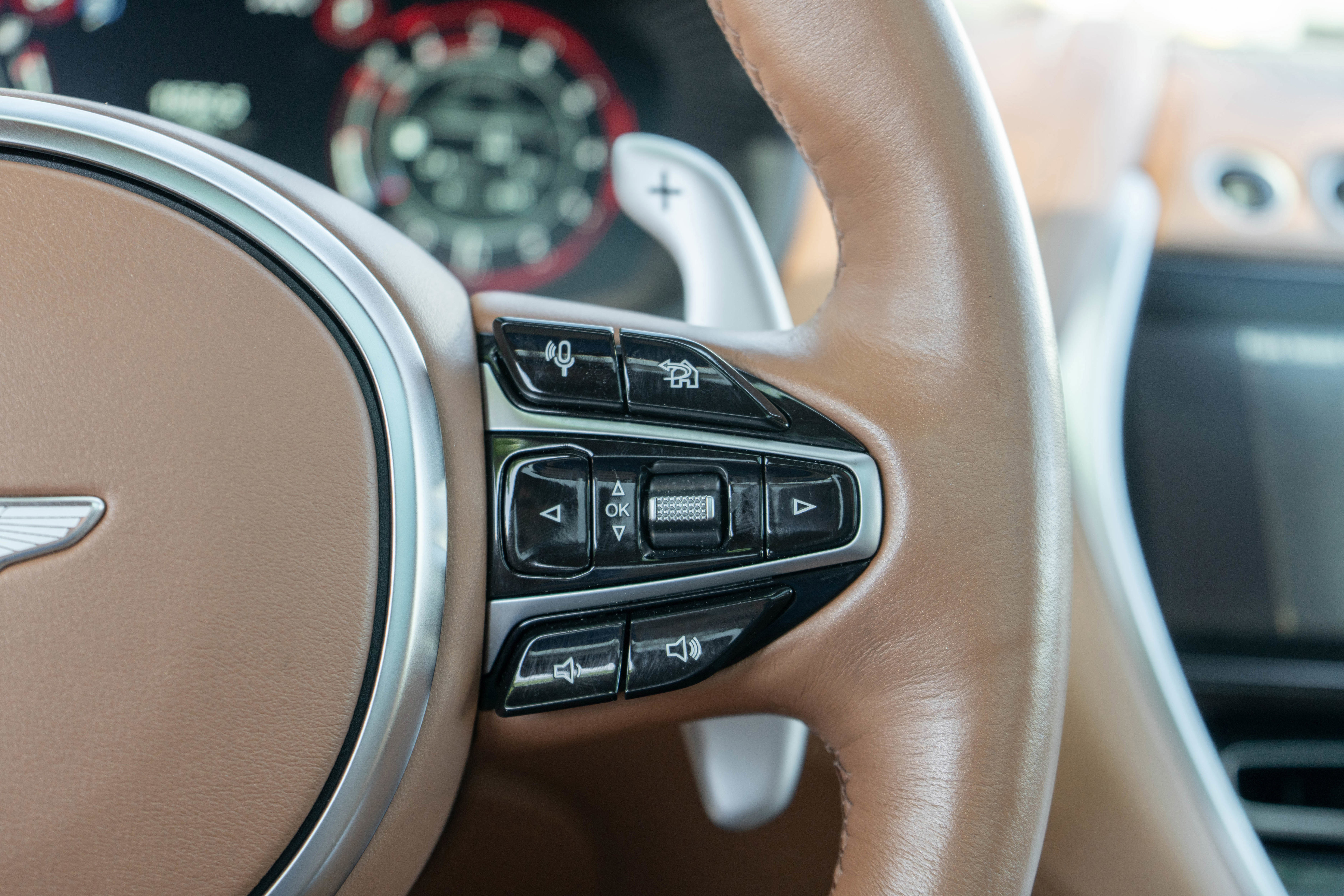 Used 2021 Aston Martin DBX AWD/4WD image 27