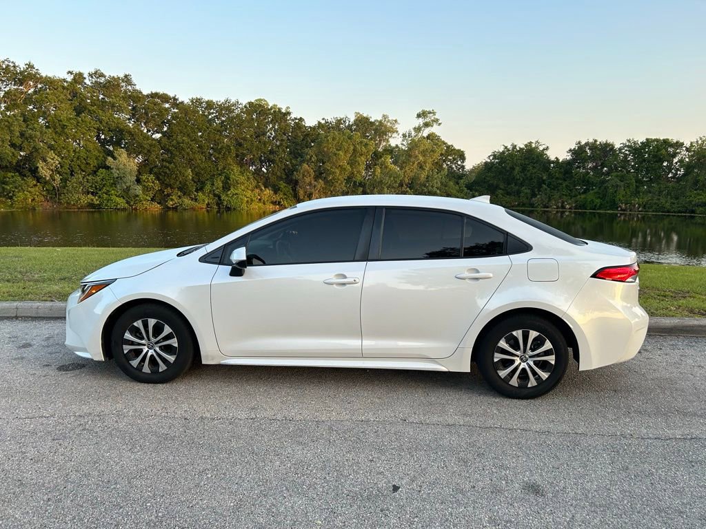 Used 2022 Toyota Corolla LE FWD image 2