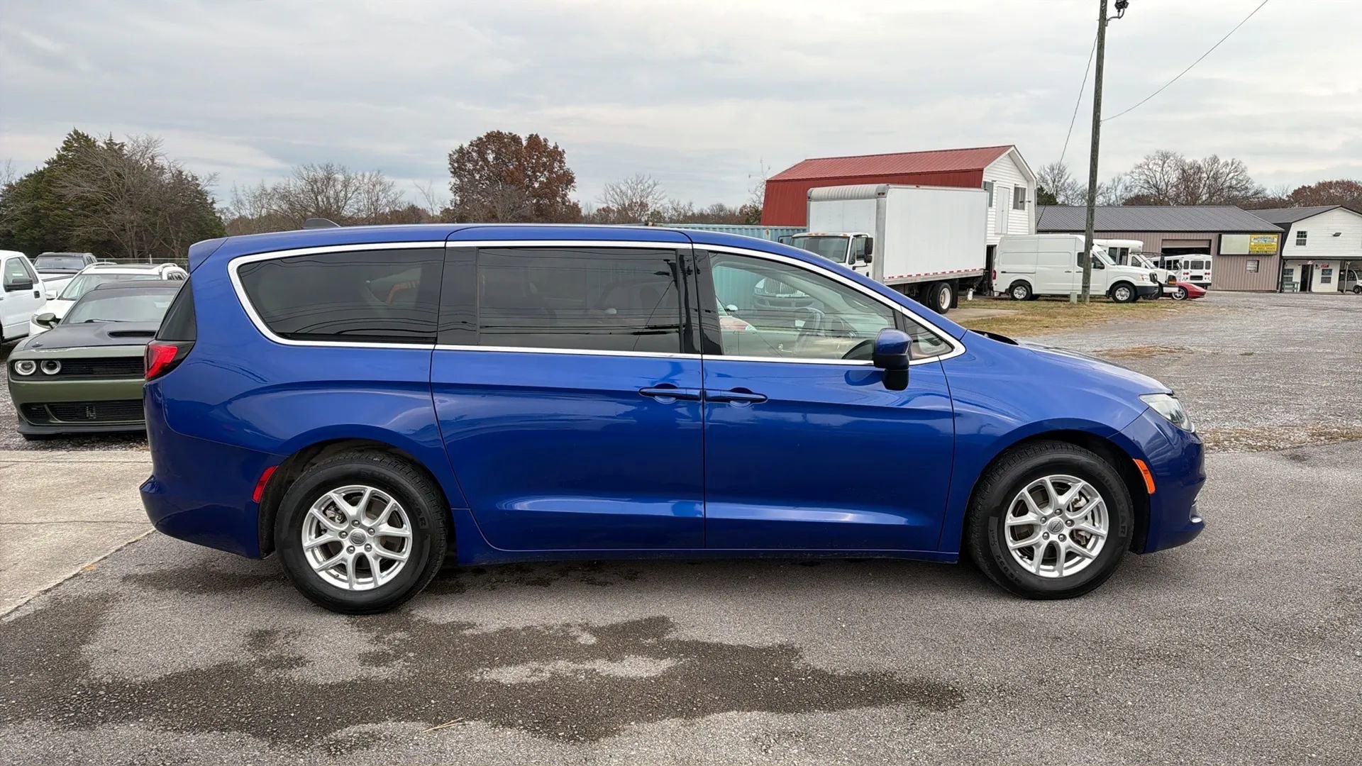 Used 2021 Chrysler Voyager LX image 3