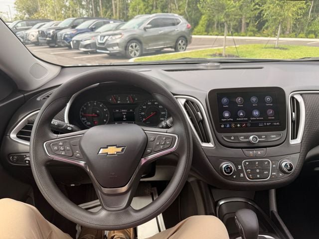Used 2025 Chevrolet Malibu LT FWD image 2