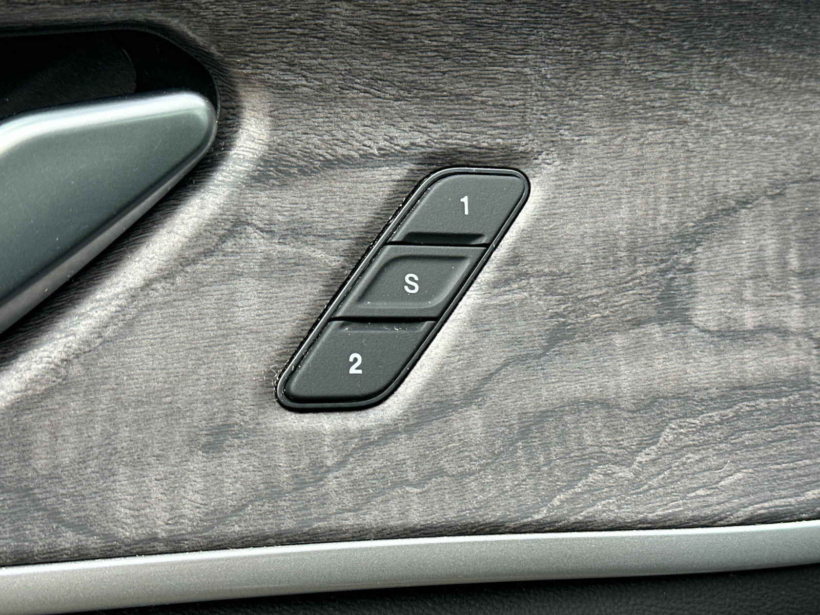 Used 2022 Jeep Grand Cherokee L Limited AWD/4WD image 16