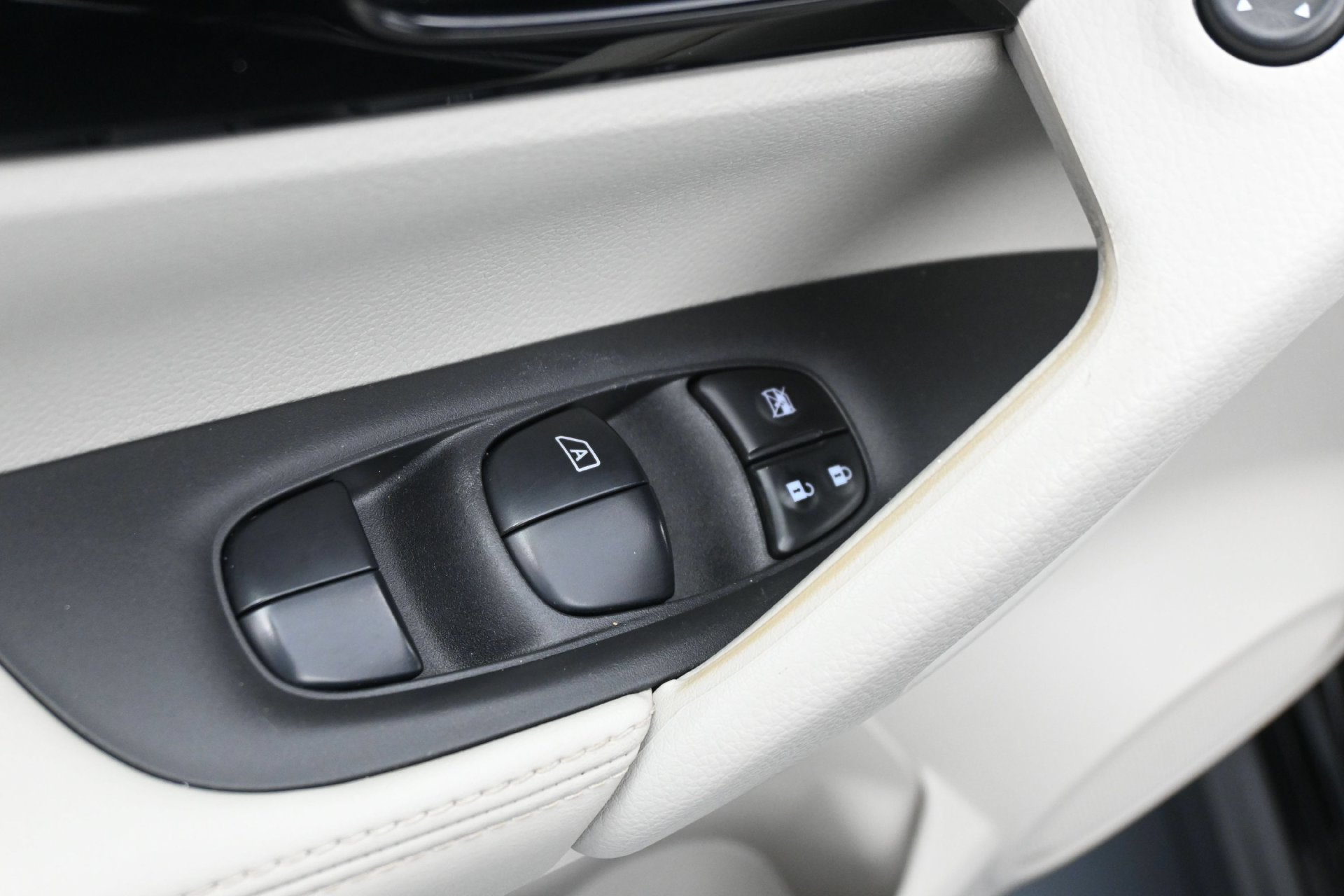 Used 2020 Nissan Rogue Sport SV AWD/4WD image 18
