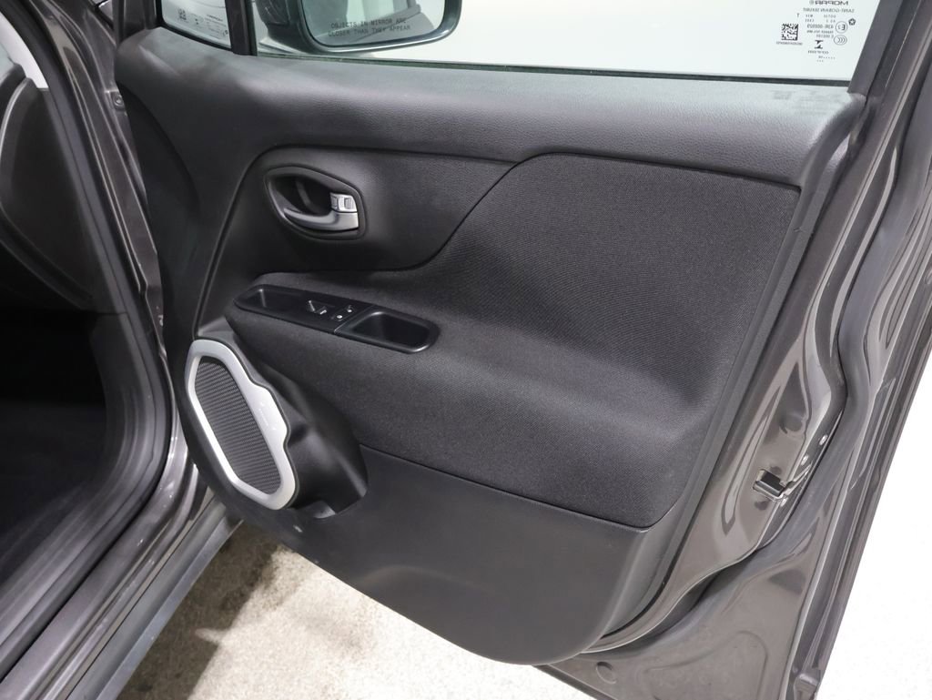 Used 2018 Jeep Renegade Latitude w/ UConnect 8.4 Nav Group AWD/4WD image 24