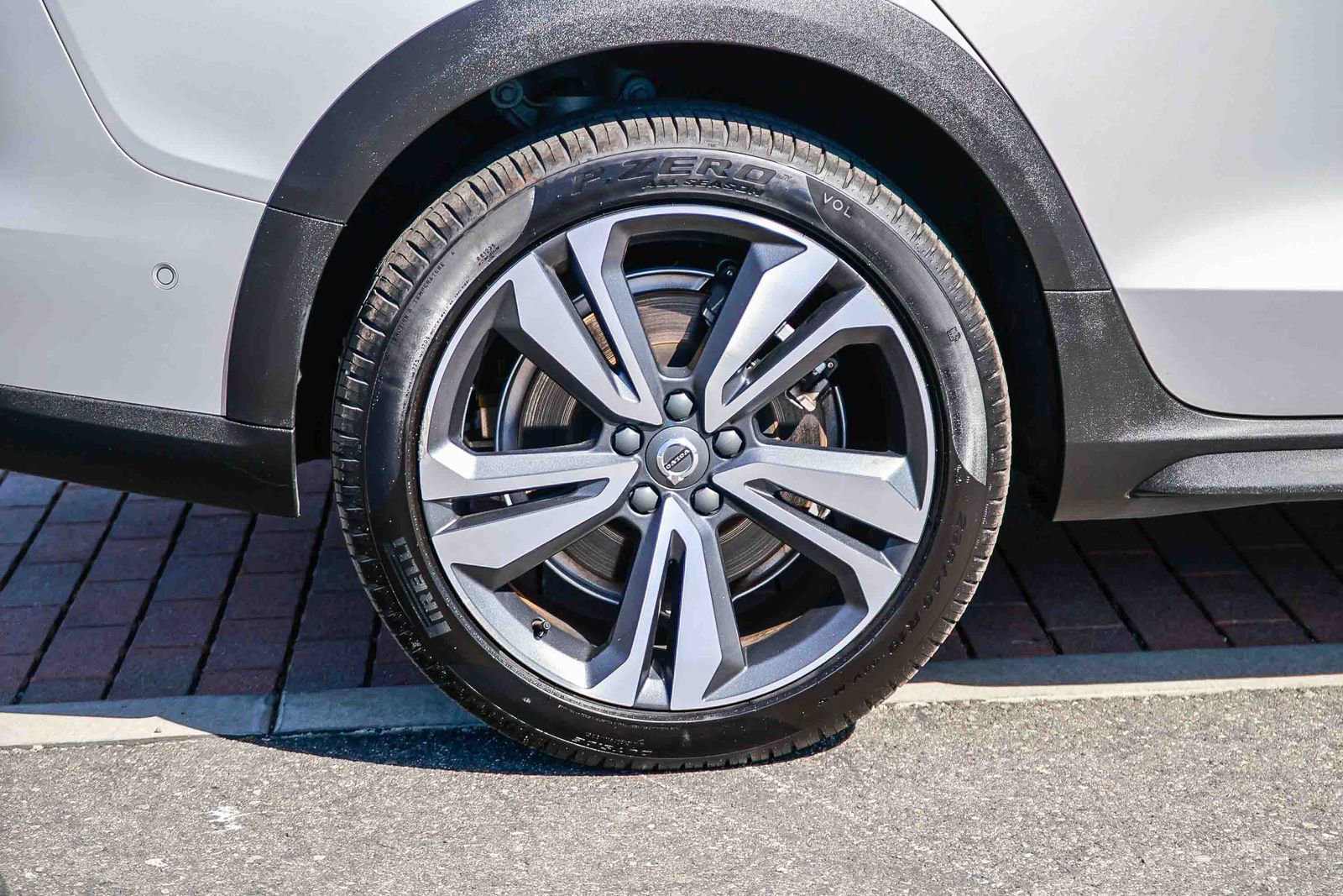 Used 2025 Volvo V60 B5 Cross Country Plus image 9