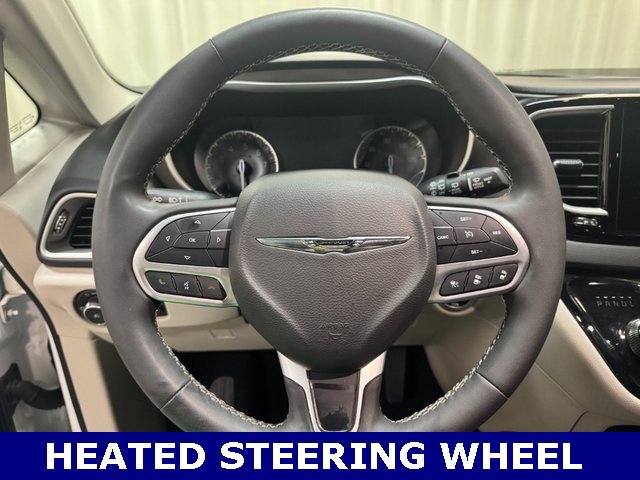 Used 2024 Chrysler Pacifica Touring-L image 16