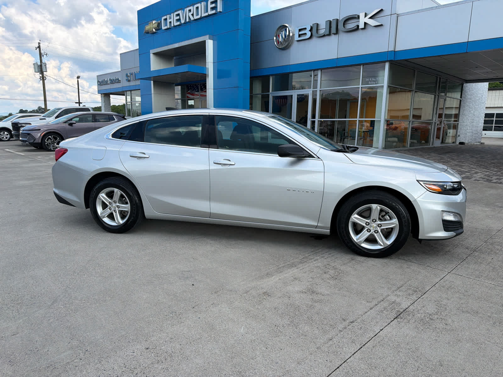 Used 2022 Chevrolet Malibu LS FWD image 2