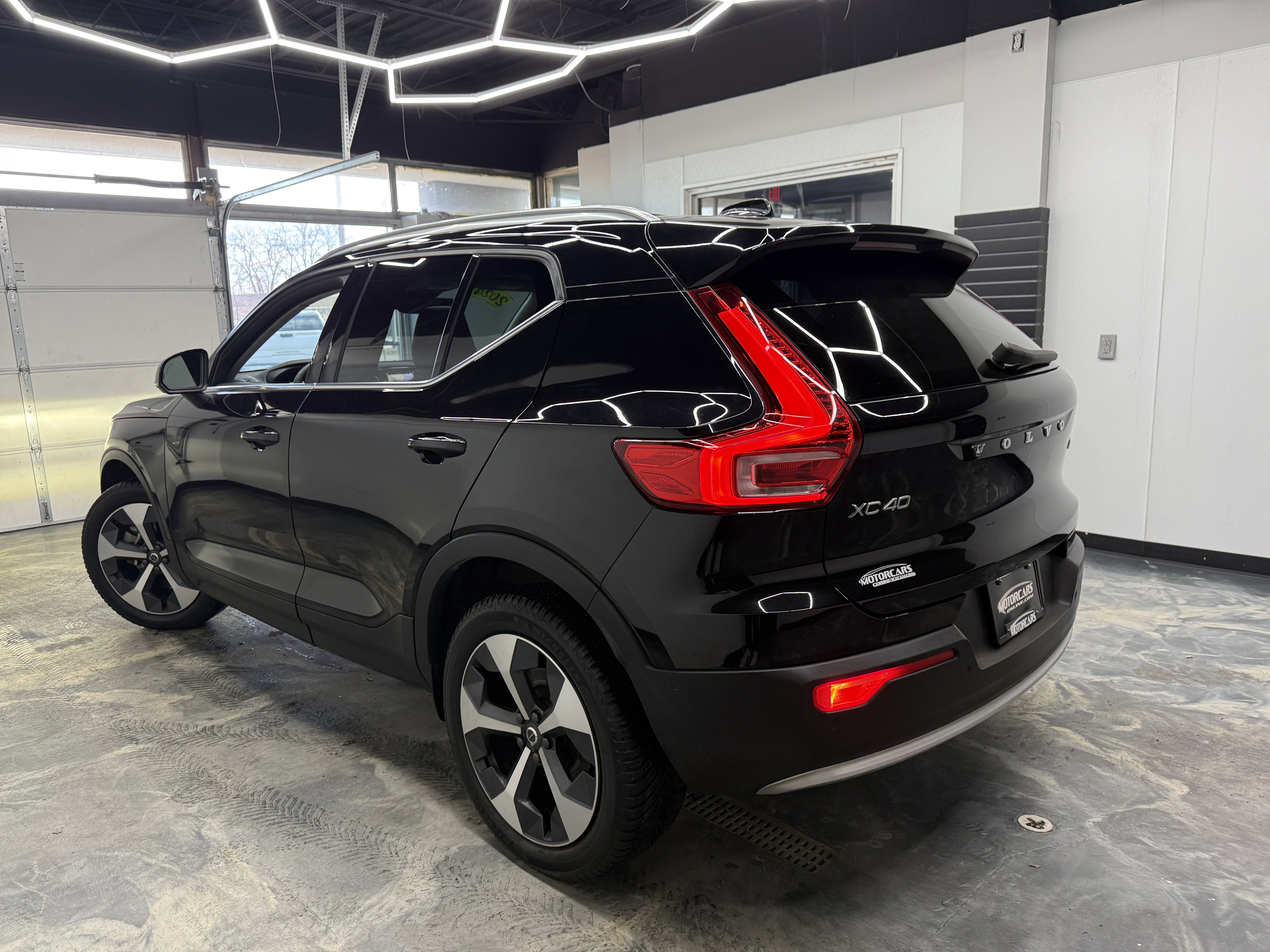 Used 2024 Volvo XC40 B5 Plus image 1