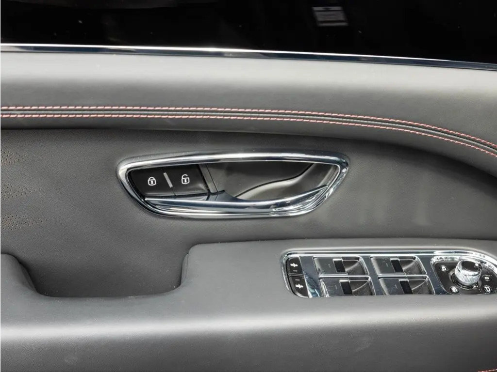 Used 2025 Bentley Bentayga V8 image 25