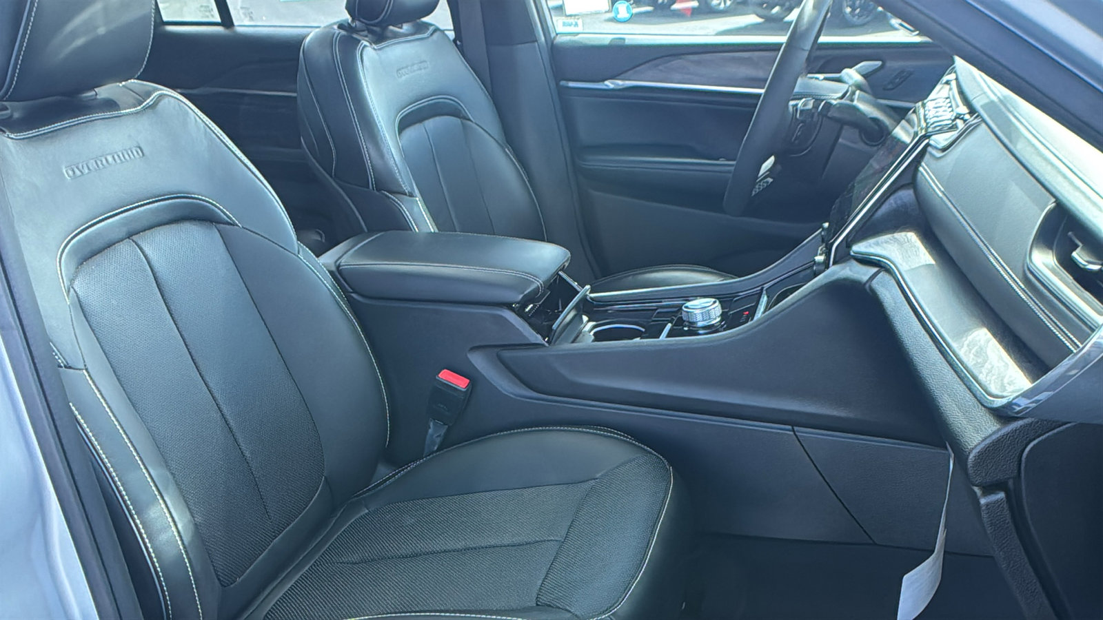 Used 2023 Jeep Grand Cherokee Overland image 12