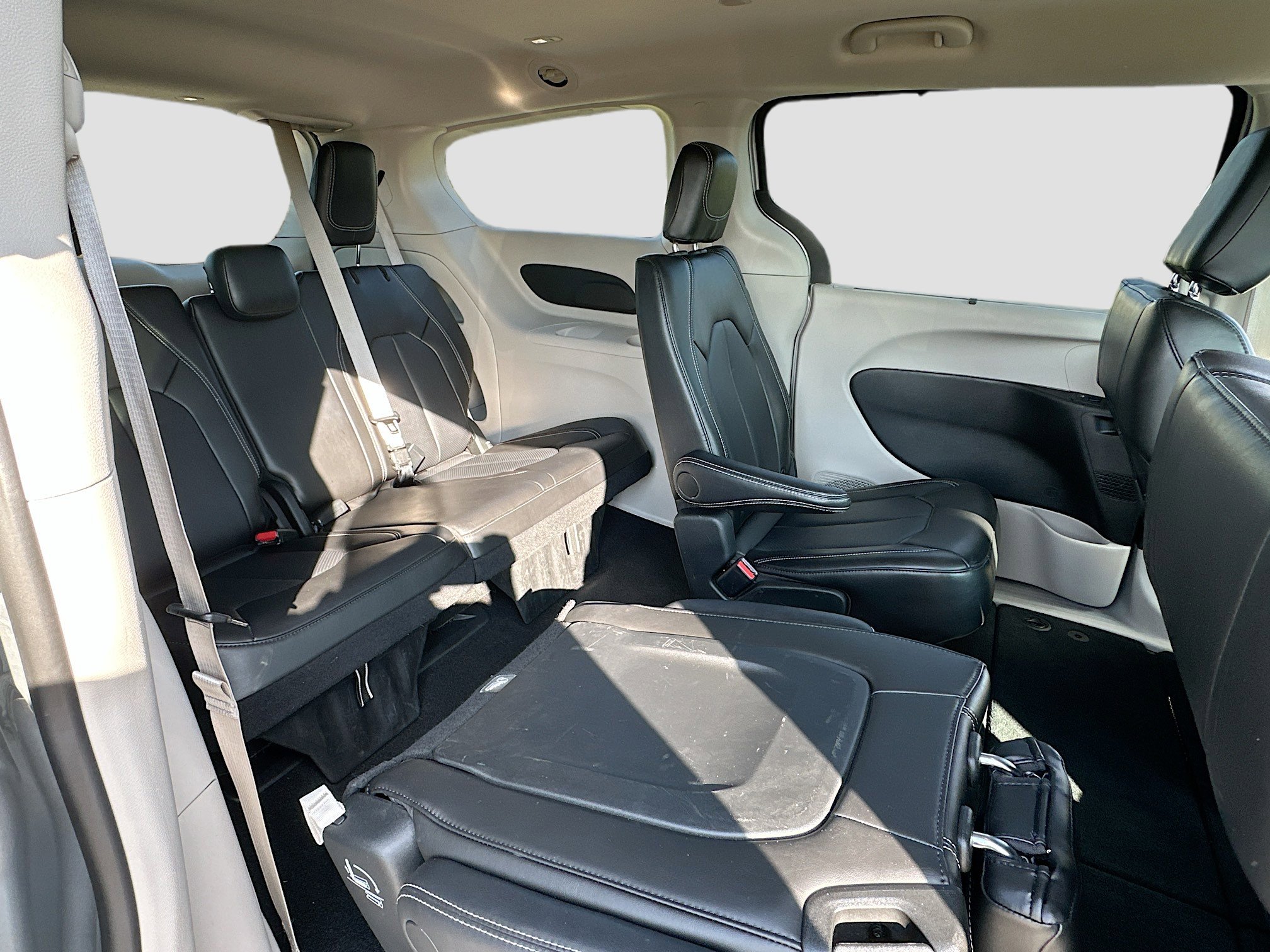 Used 2024 Chrysler Pacifica Touring-L image 25