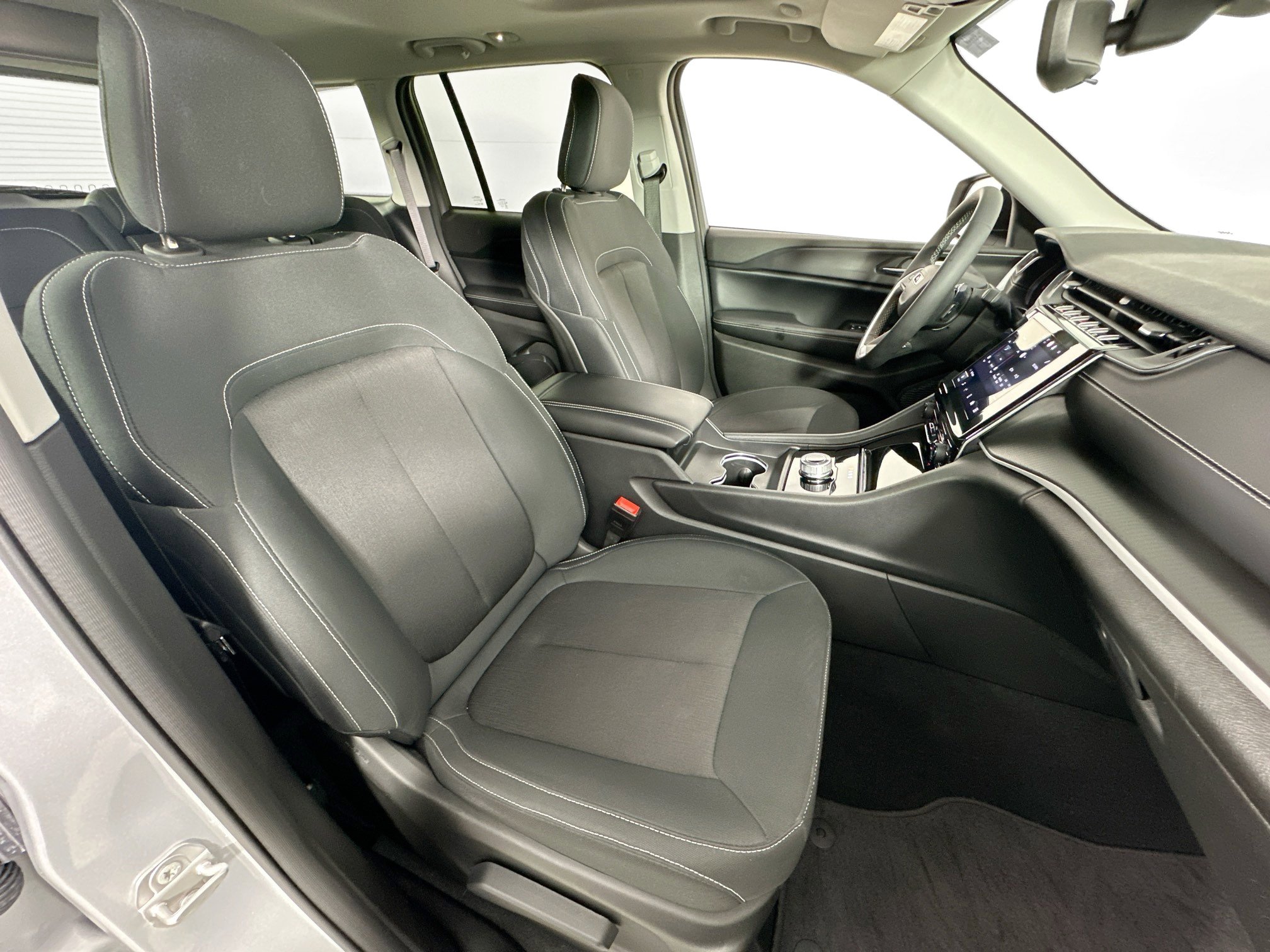Used 2024 Jeep Grand Cherokee Laredo X image 26