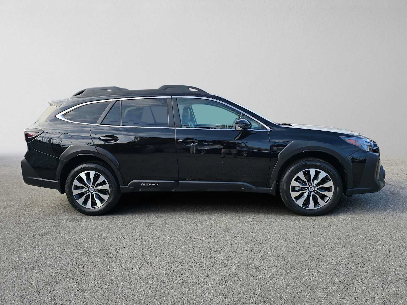 Used 2023 Subaru Outback Limited XT AWD/4WD image 2