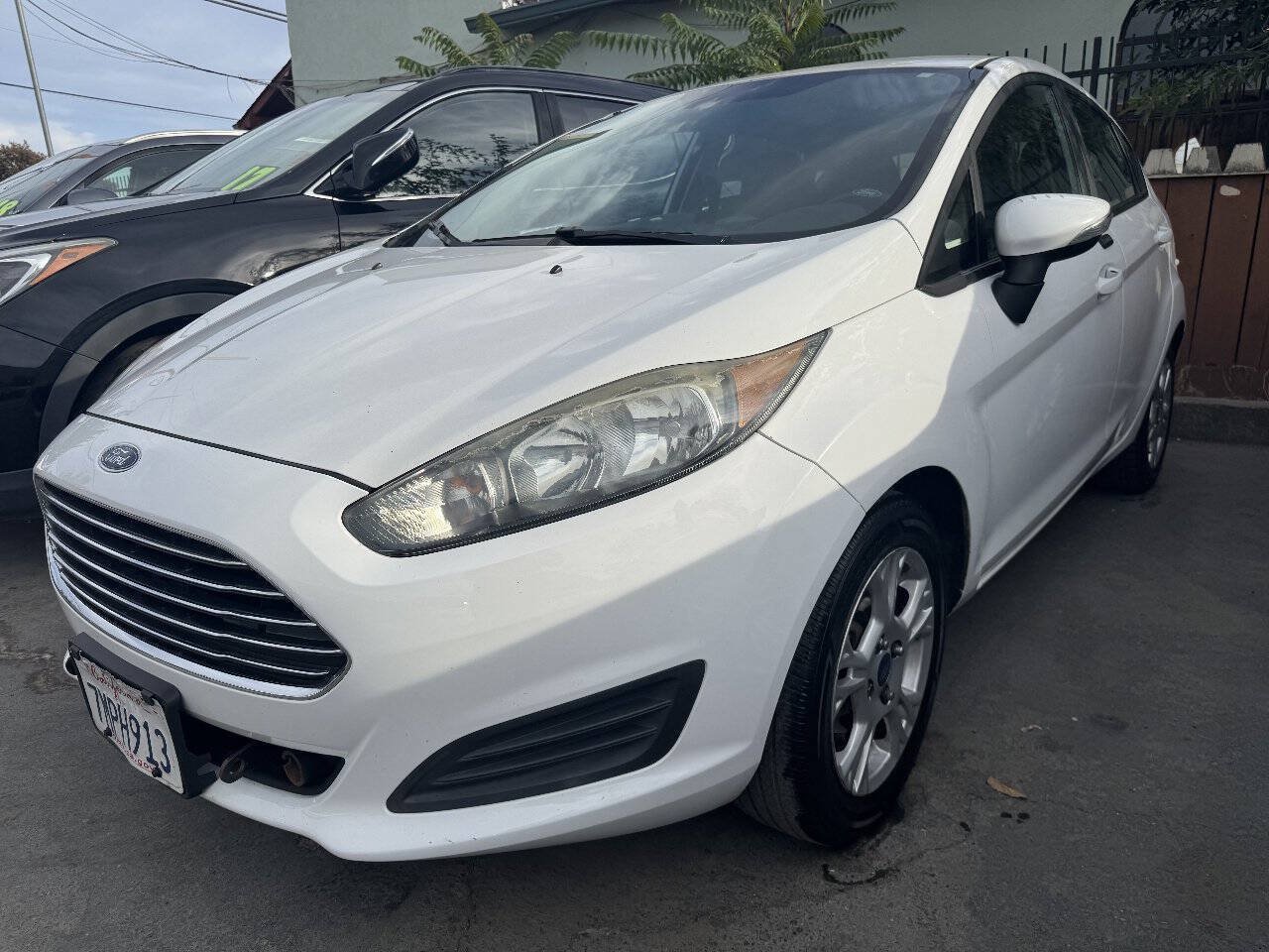 Used 2015 Ford Fiesta SE FWD image 2