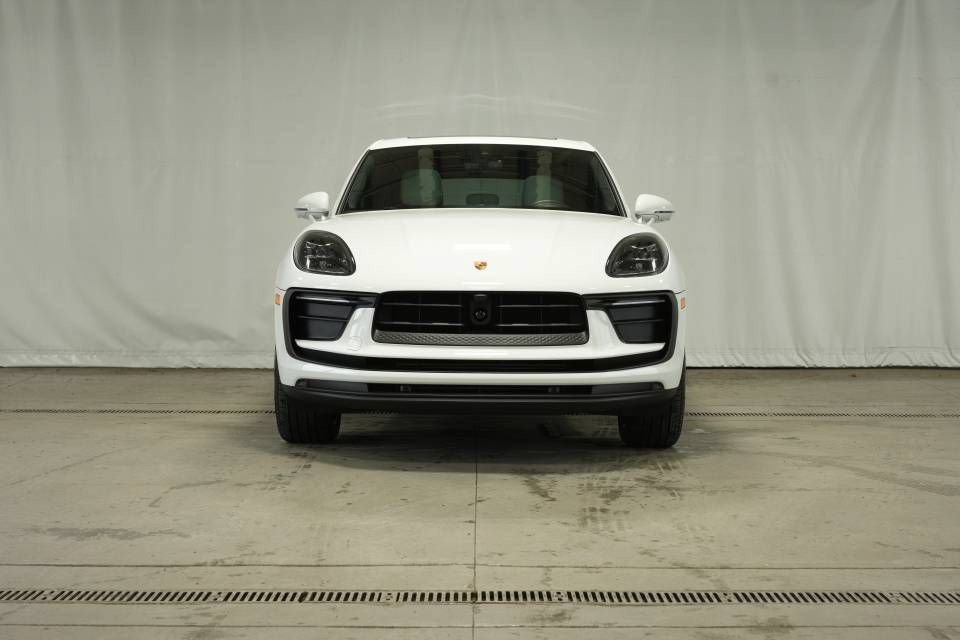 Certified 2026 Porsche Macan AWD/4WD image 10