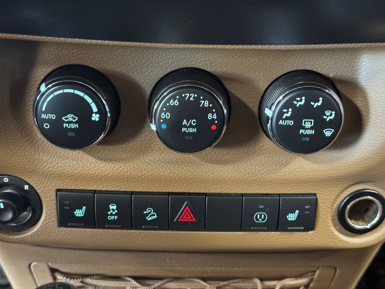 Used 2015 Jeep Wrangler Rubicon w/ Power Convenience Group AWD/4WD image 23