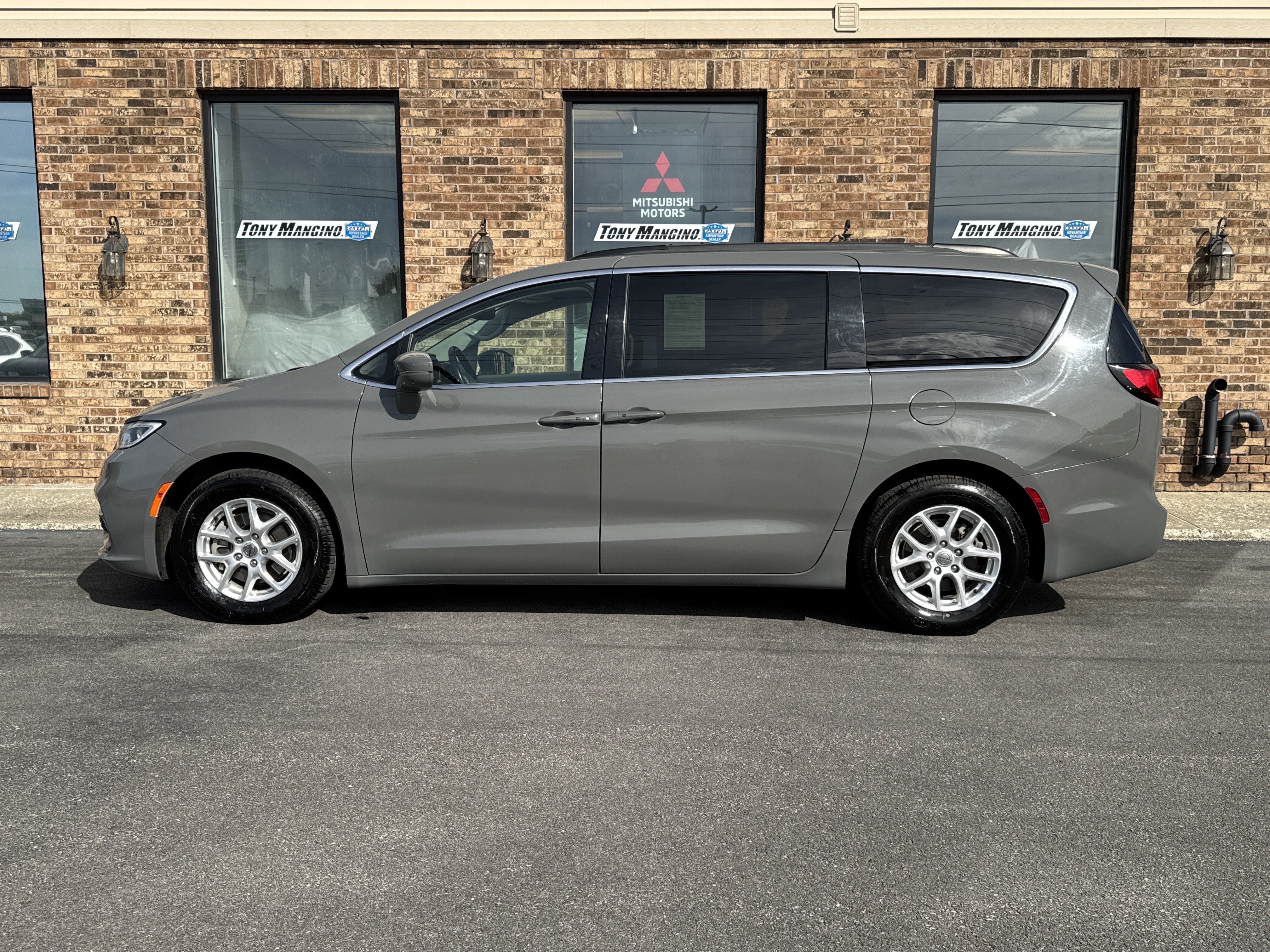Used 2022 Chrysler Pacifica Touring-L FWD image 2