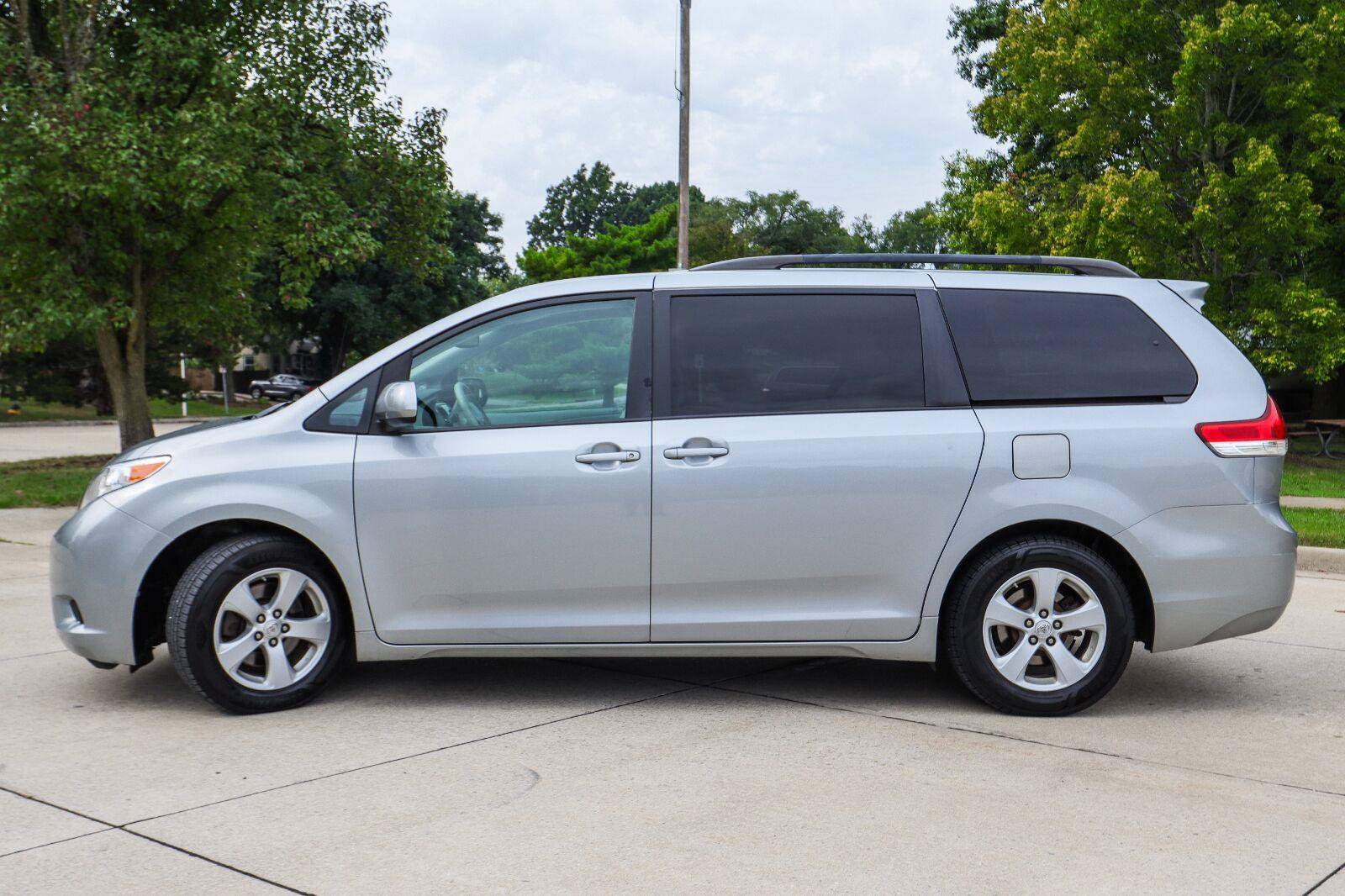 Used 2011 Toyota Sienna LE w/ Towing Pkg FWD image 4