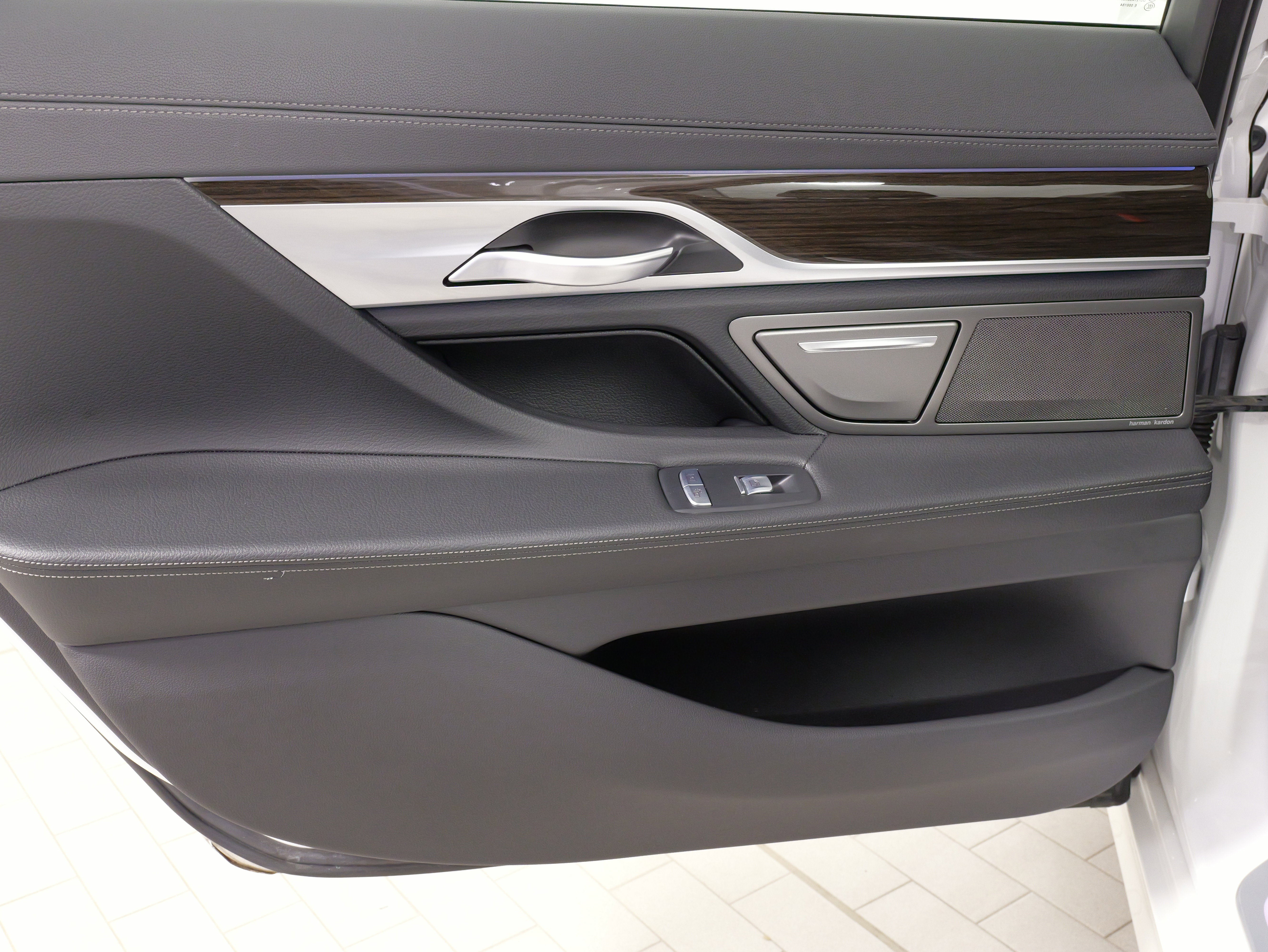 Used 2022 BMW 740i xDrive image 36