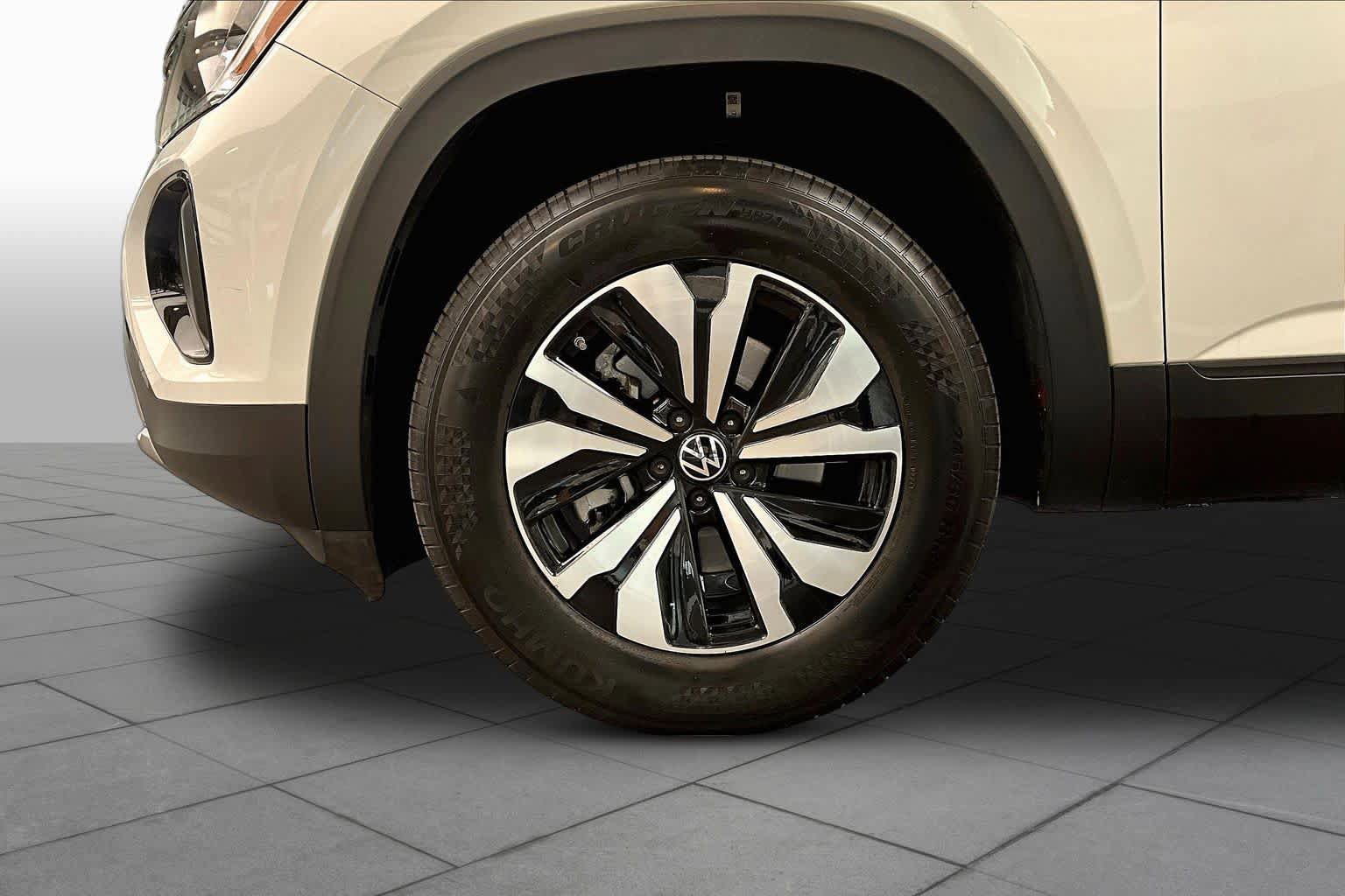 Used 2024 Volkswagen Atlas Cross Sport SE FWD image 11