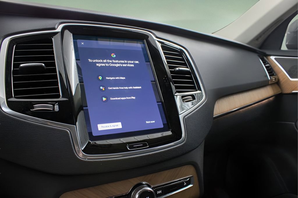 Certified 2025 Volvo XC90 B6 Plus image 31