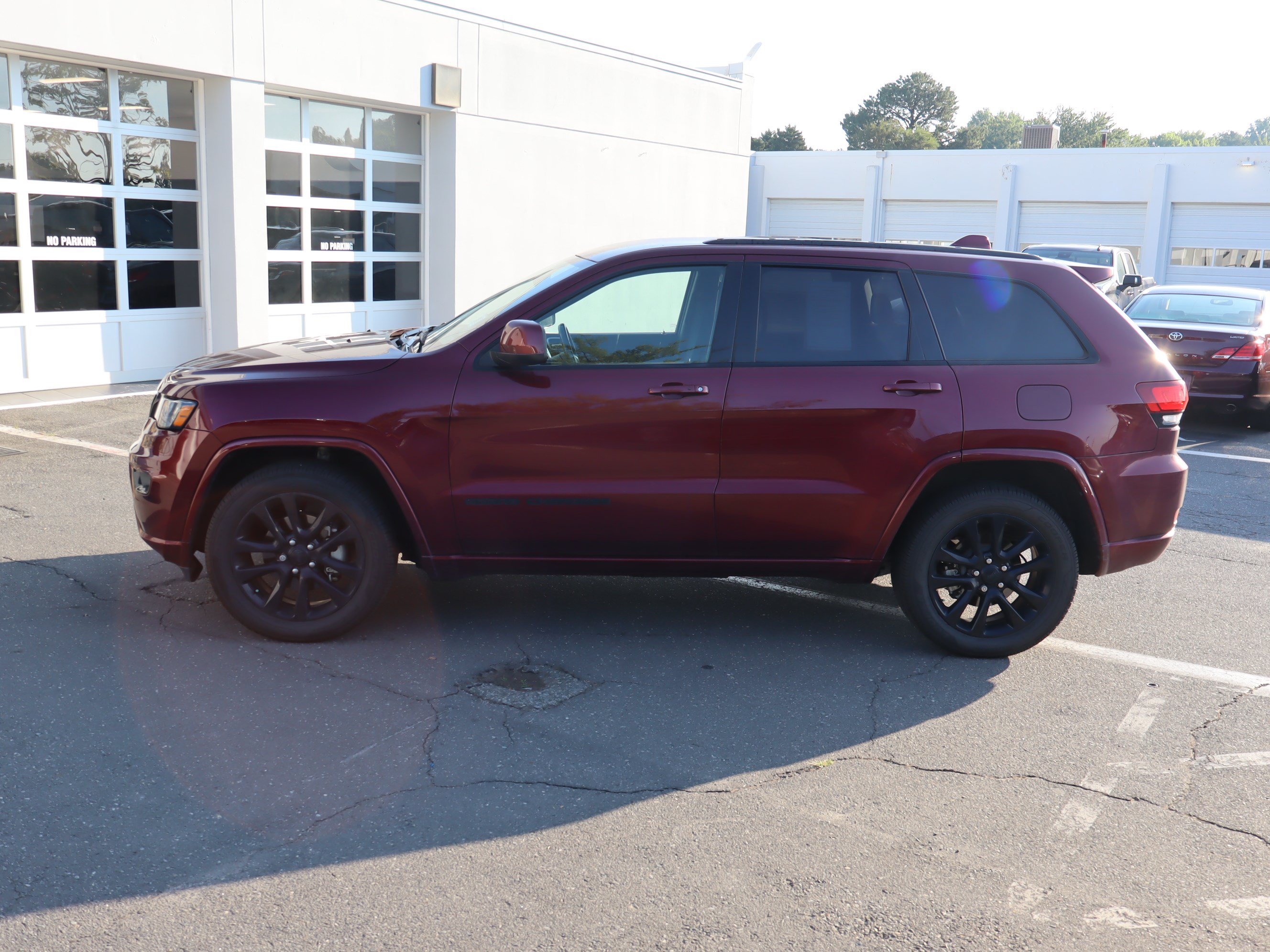 Used 2019 Jeep Grand Cherokee Altitude RWD image 18