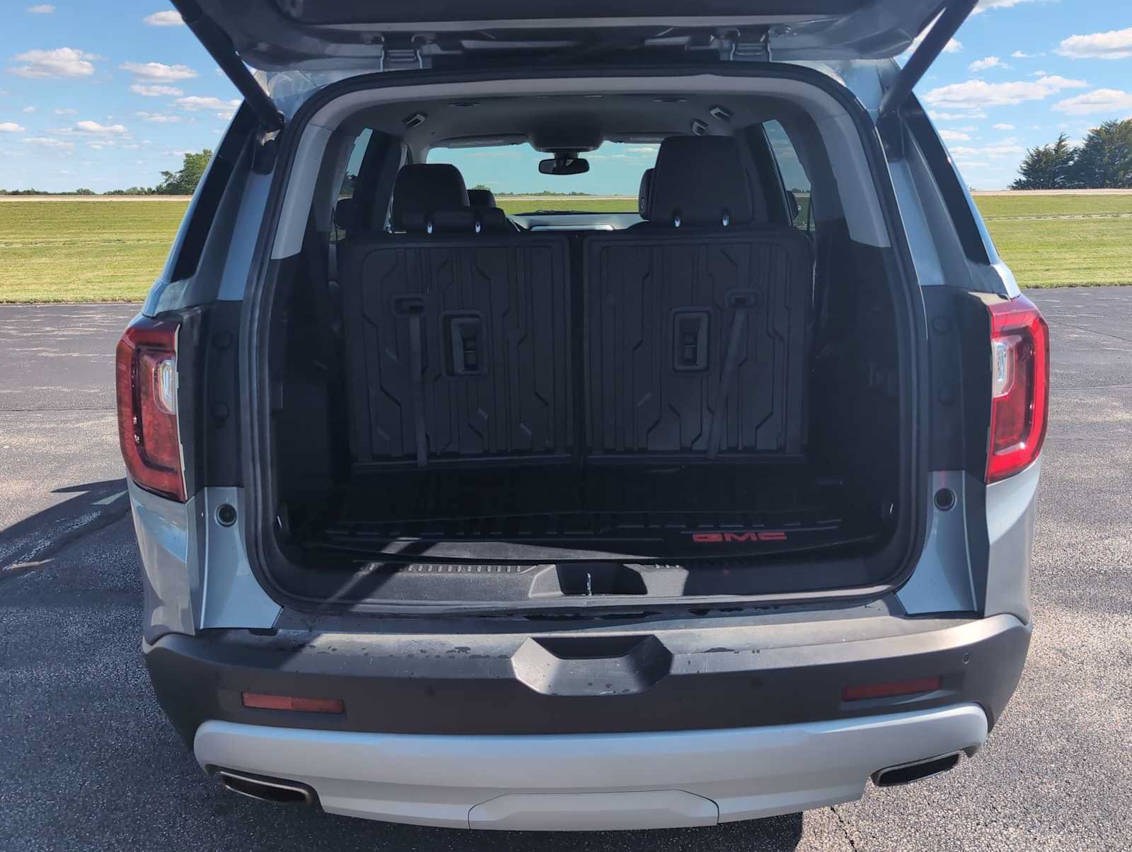 Used 2023 GMC Acadia SLT w/ Preferred Package FWD image 26