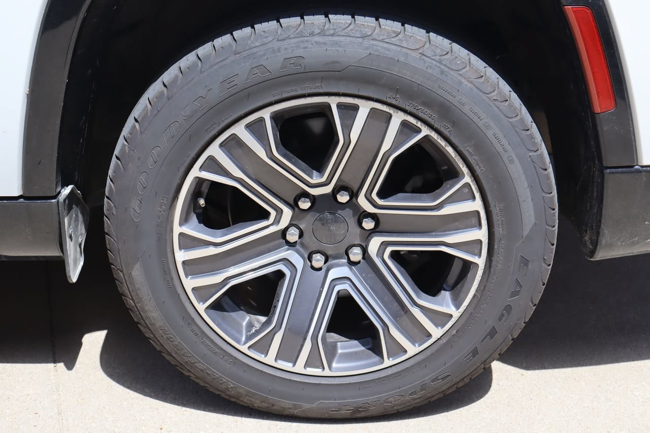 Used 2024 Jeep Wagoneer L Series II RWD image 30