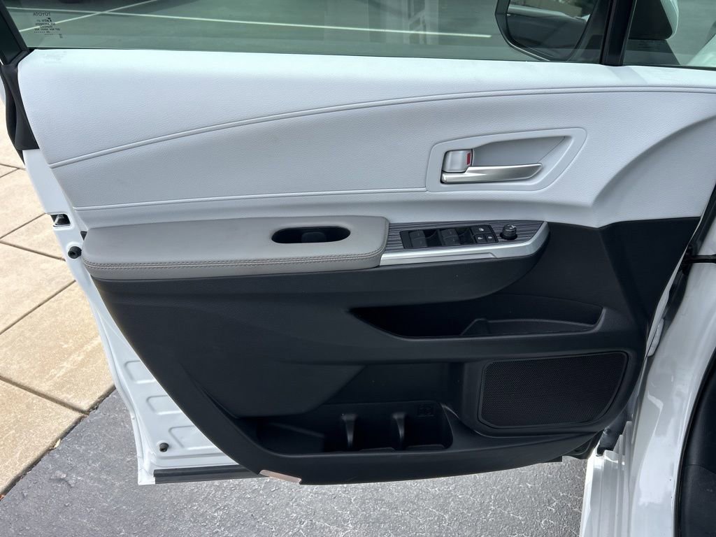 Used 2025 Toyota Sienna XLE image 3
