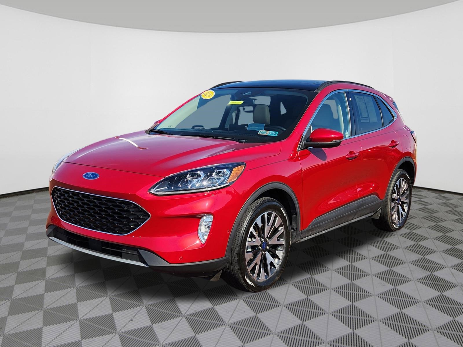 Used 2020 Ford Escape Titanium image 2