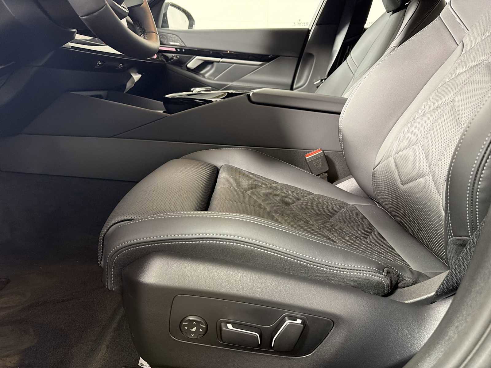 New 2026 BMW 530i xDrive AWD/4WD image 12