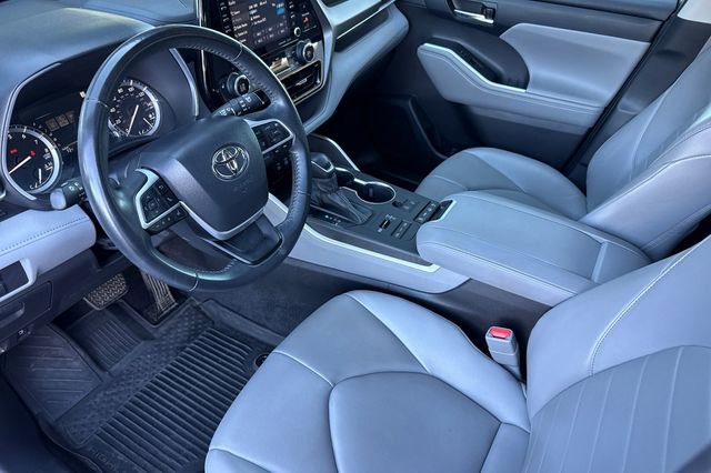 Used 2022 Toyota Highlander XLE AWD/4WD image 12