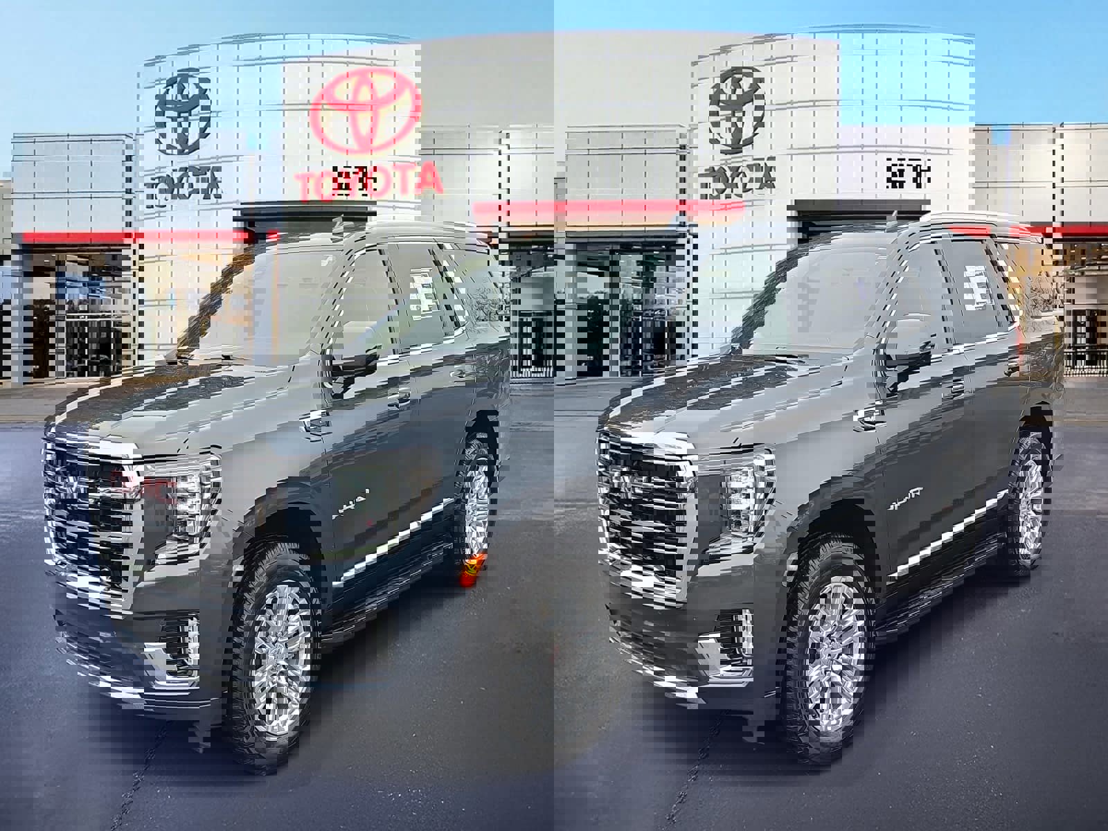 Used 2021 GMC Yukon SLT w/ SLT Premium Package image 1