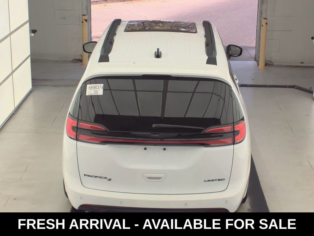 Used 2025 Chrysler Pacifica Limited image 5