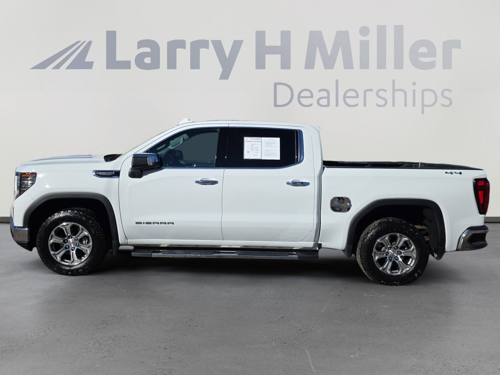Used 2024 GMC Sierra 1500 SLT image 2