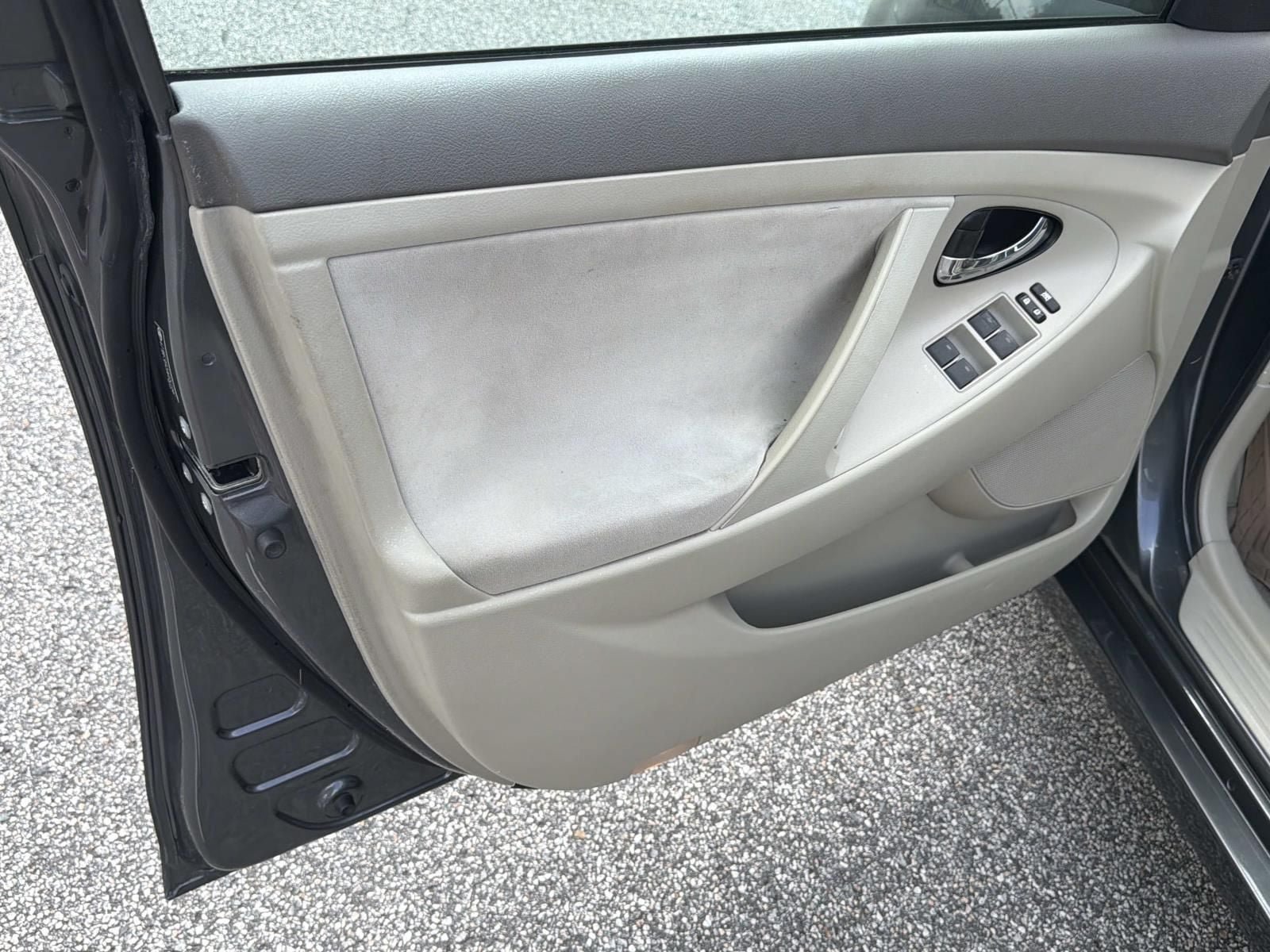 Used 2010 Toyota Camry LE FWD image 10
